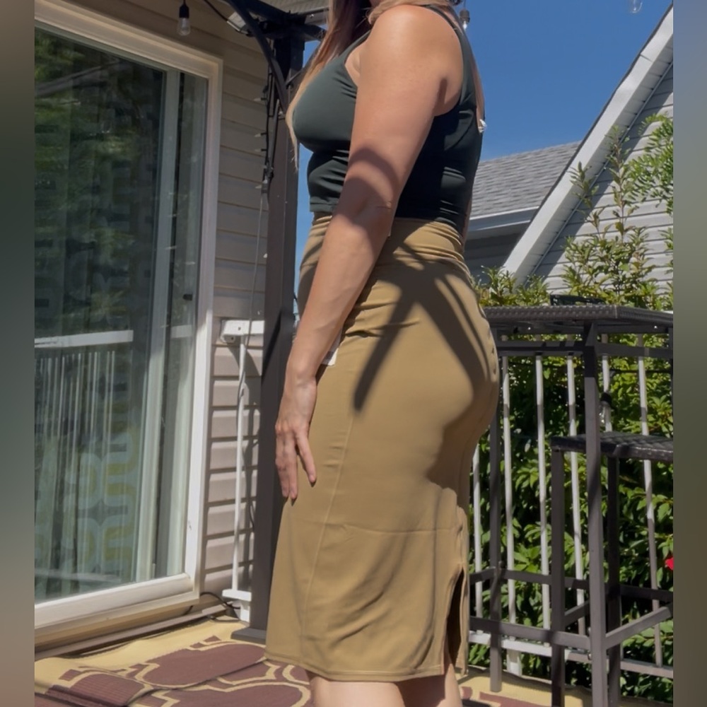 NWT Lululemon Nulu ™ Slim-Fit HR Skirt in tan - size 12
